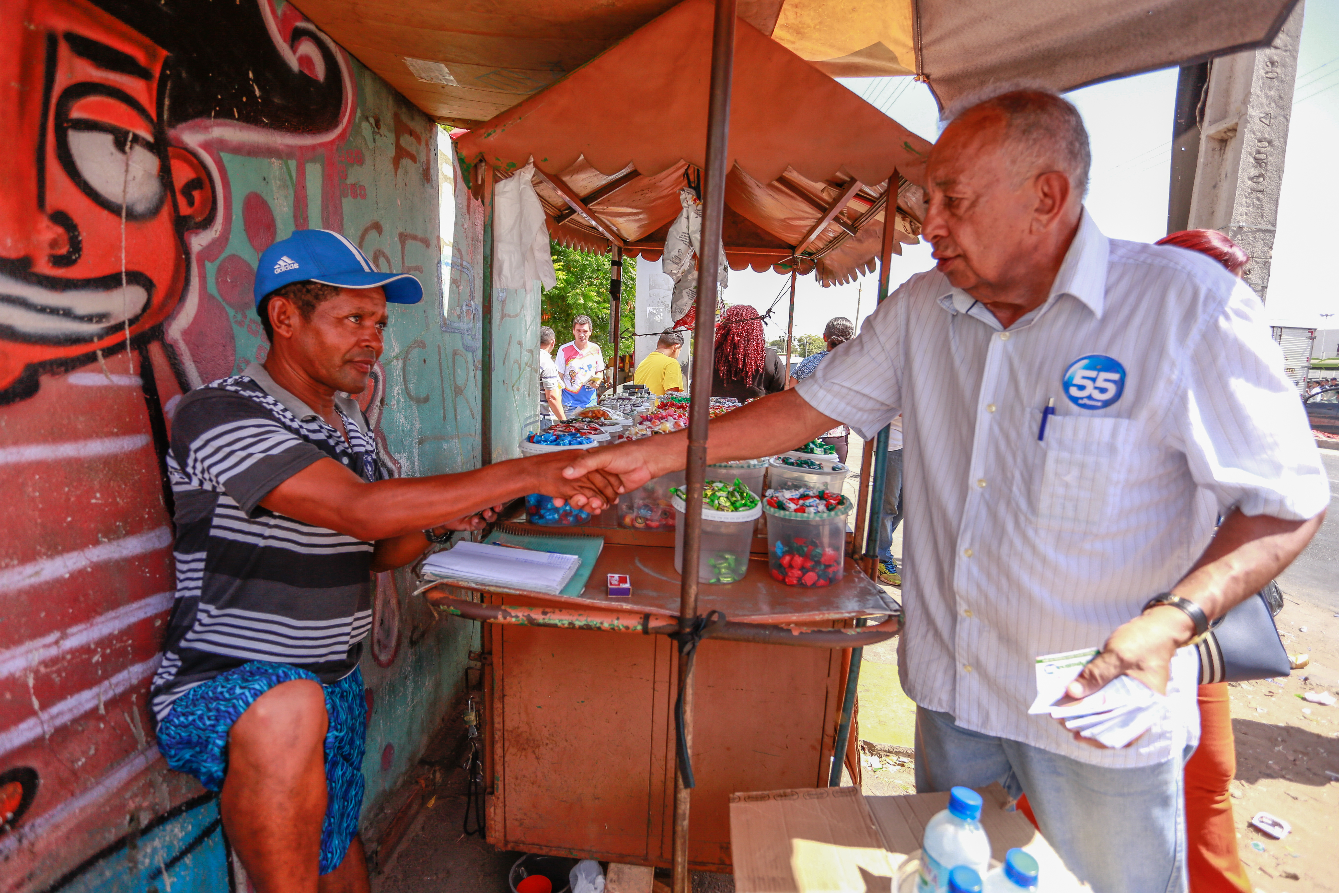 Dr. Pessoa conversa com ambulantes da capital