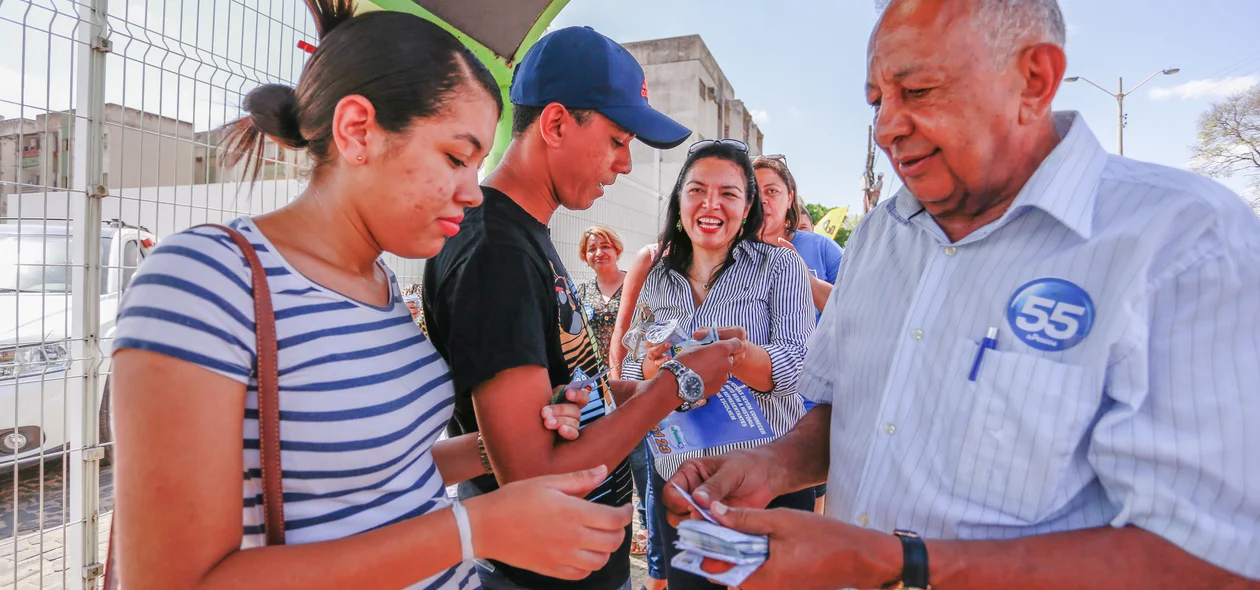 Dr. Pessoa distribui material de campanha em ponto de ônibus da capital