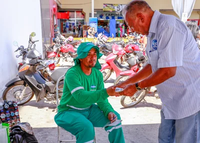 Dr. Pessoa divulga propostas em caminhada na avenida Braão de Gurguéia em Teresina