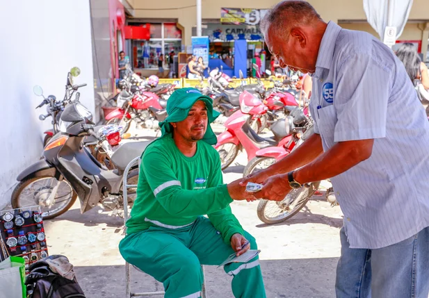 Dr. Pessoa divulga propostas em caminhada na avenida Braão de Gurguéia em Teresina