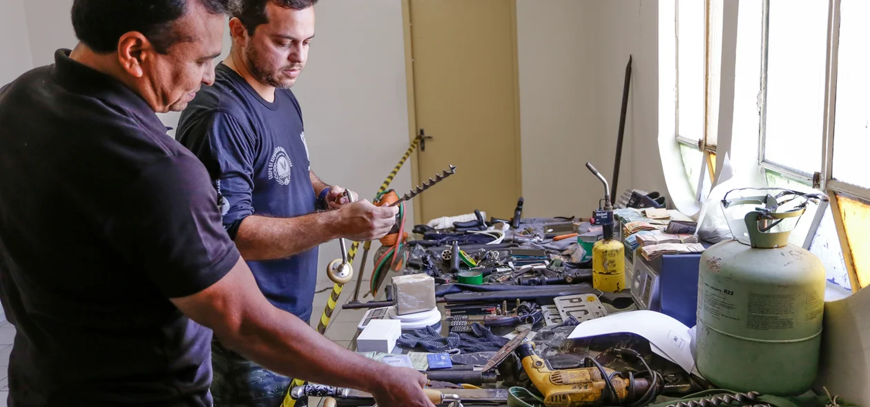 Fábio Abreu e Carlos César observando armas,drogas e armas apreendidas