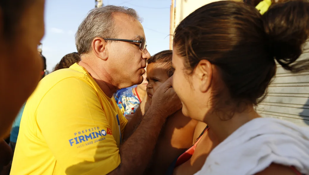 Firmino Filho abraçando as crianças 