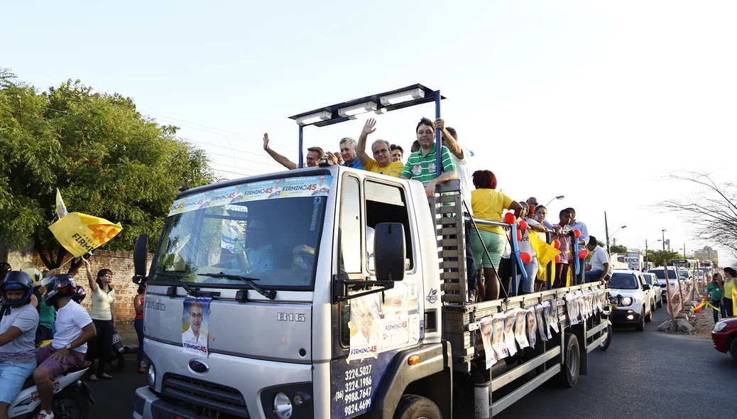 Firmino Filho acenando para o povo  
