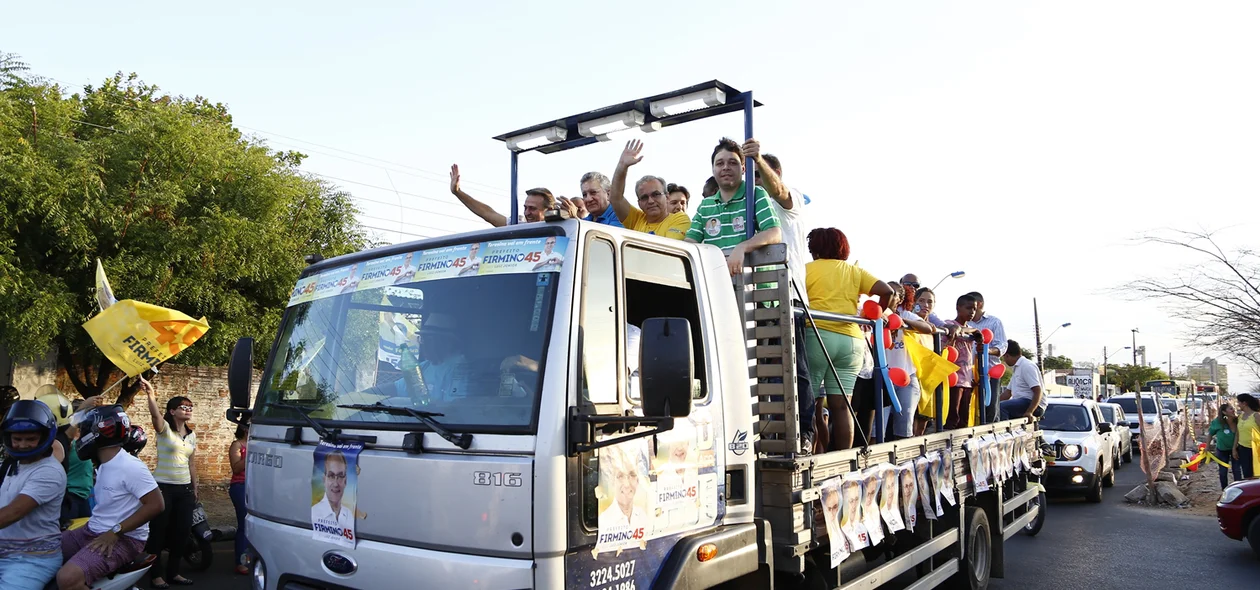 Firmino Filho acenando para o povo  