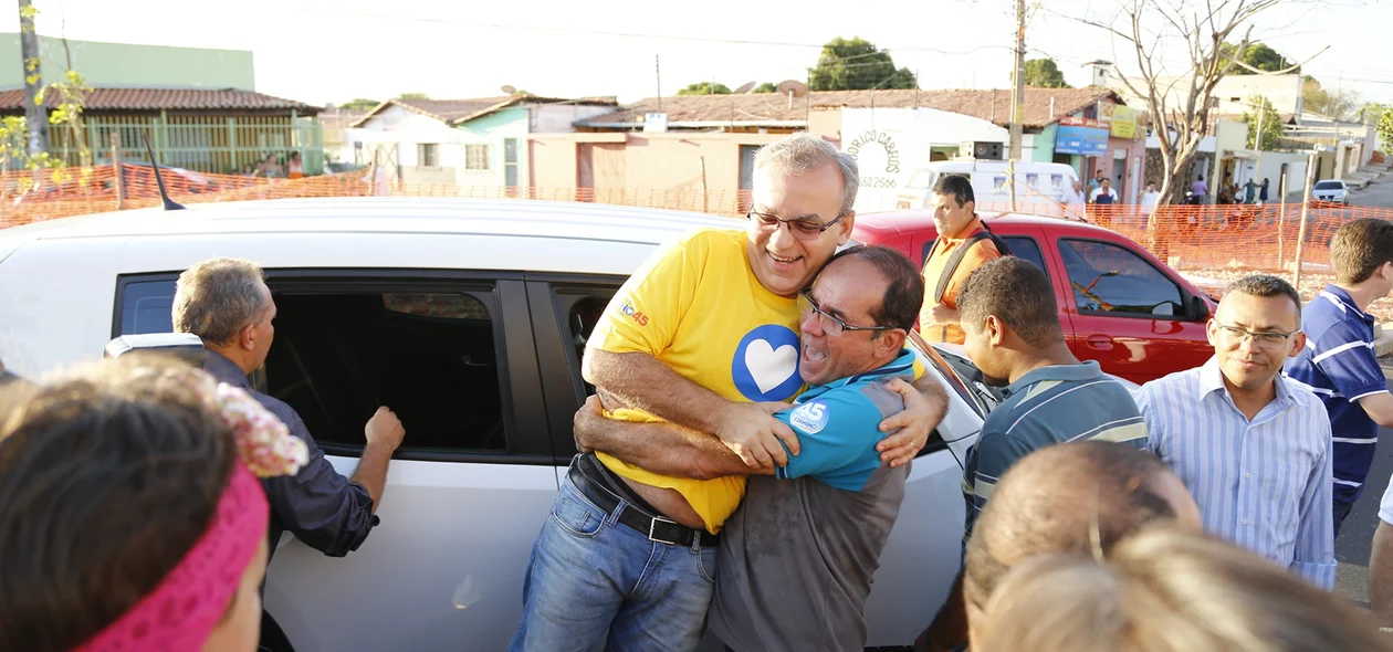 Firmino Filho recebendo abraço do povo na sua carreata 