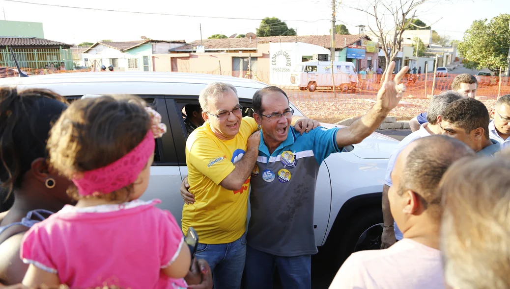 Firmino Filho recebendo abraço do povo 