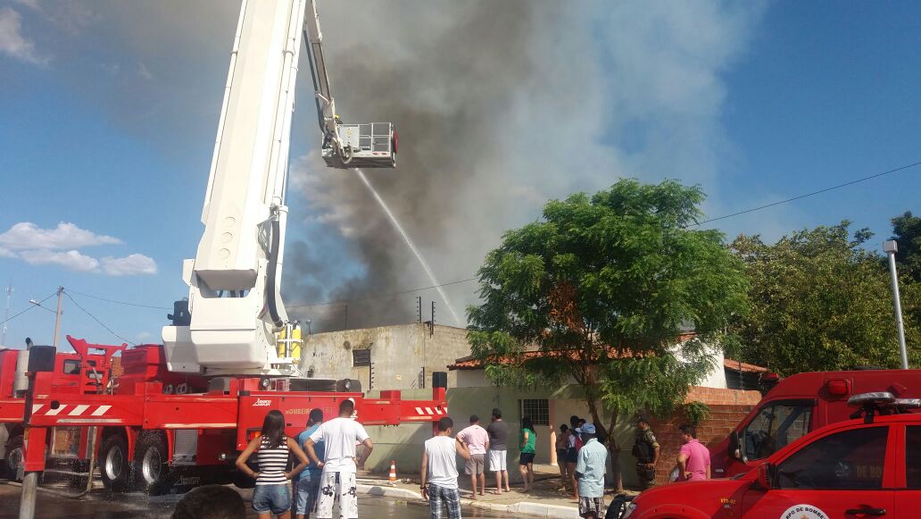Incêndio em depósito da Pax União em Teresina