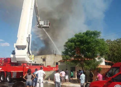 Incêndio em depósito da Pax União em Teresina