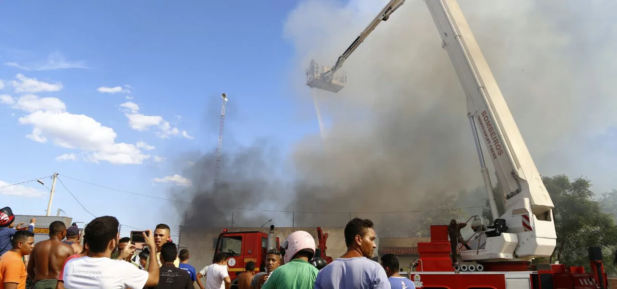 Incêndio em depósito da Pax União em Teresina