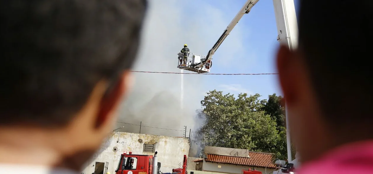 Incêndio em depósito da Pax União em Teresina
