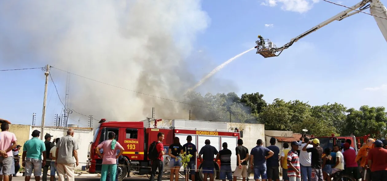 Incêndio em depósito da Pax União em Teresina