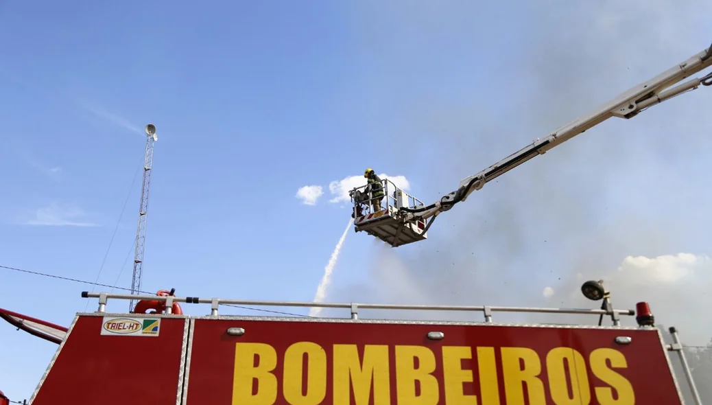 Bombeiros combatento o Incêndio em depósito da Pax União em Teresina