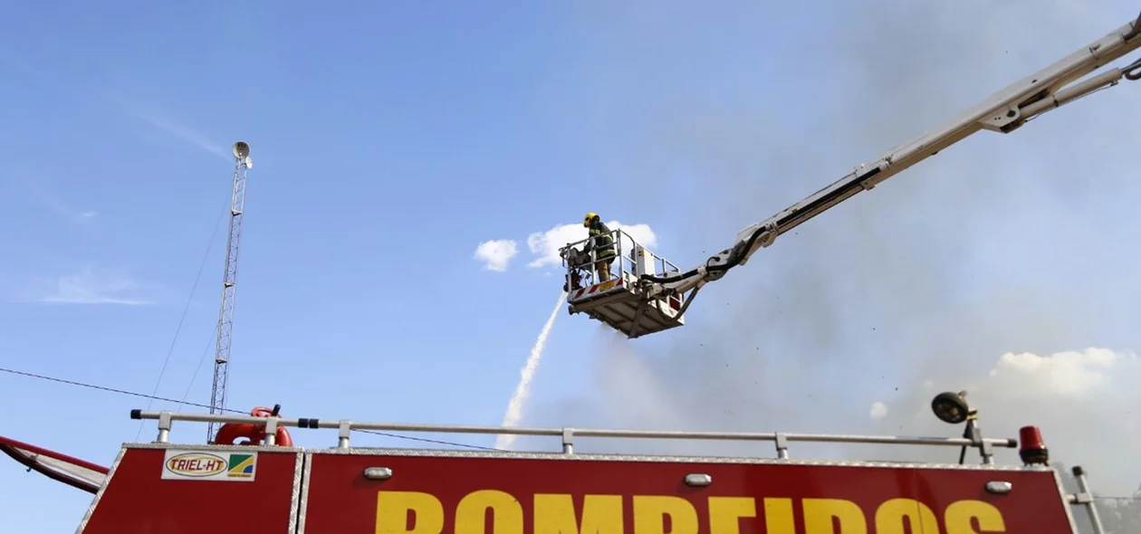 Bombeiros combatento o Incêndio em depósito da Pax União em Teresina
