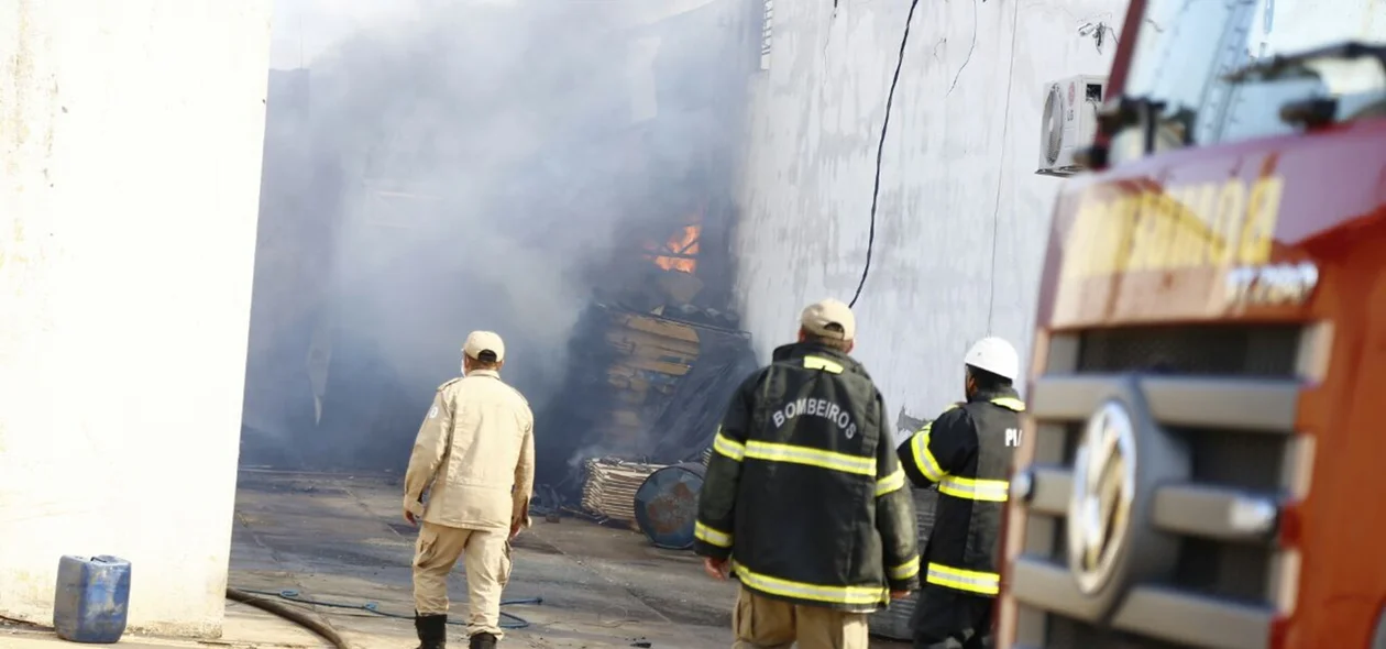 Incêndio em depósito da Pax União na Vila da Guia
