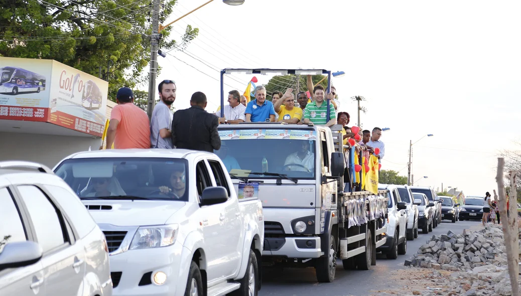 Muita gente na carreata 