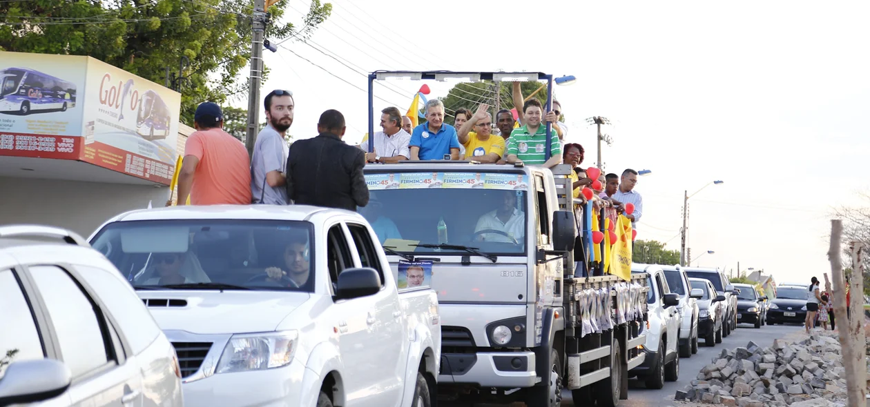 Muita gente na carreata 