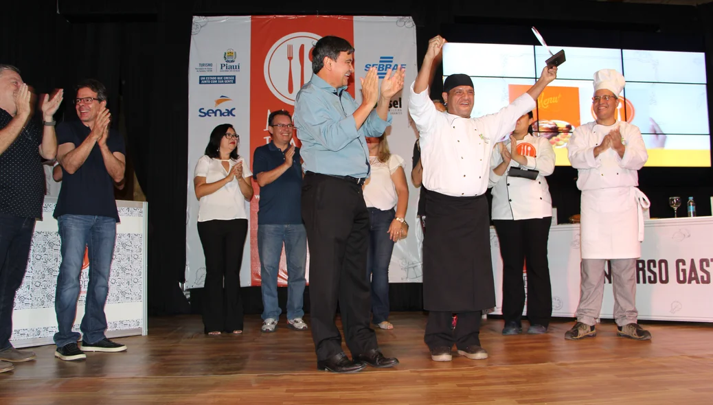 Governador entrega troféu a ganhador