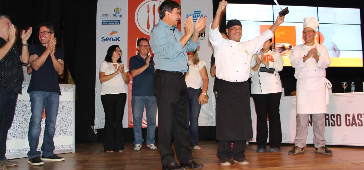 Governador entrega troféu a ganhador