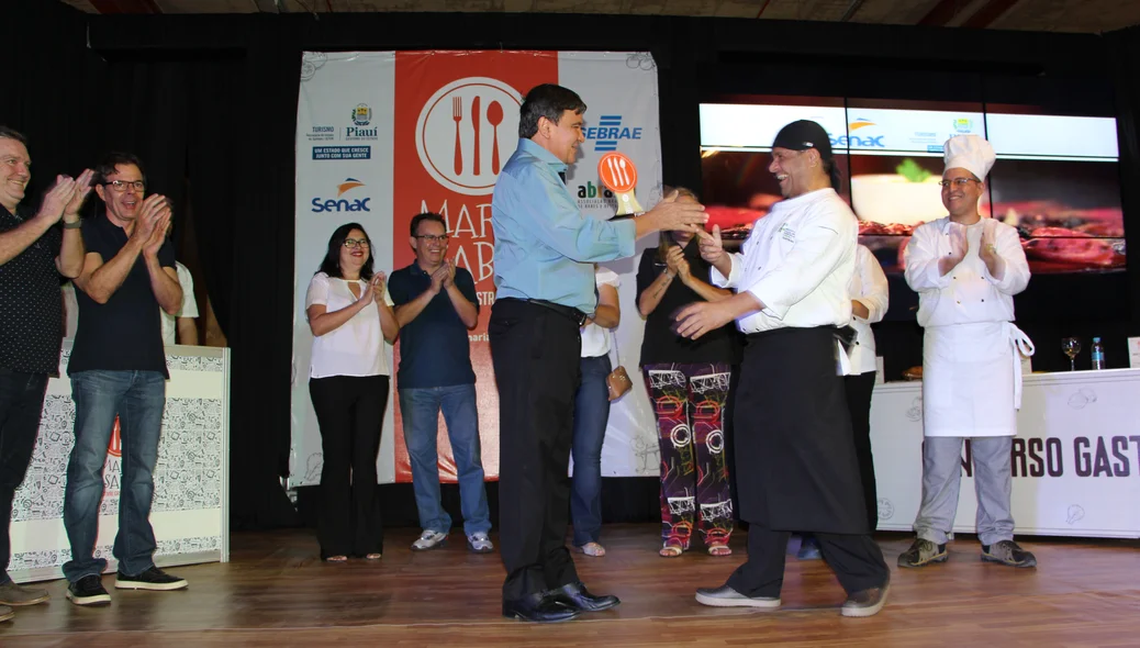 Governador entrega troféu a ganhadores do concurso de gastronomia
