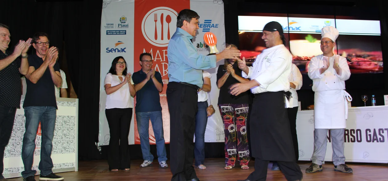 Governador entrega troféu a ganhadores do concurso de gastronomia