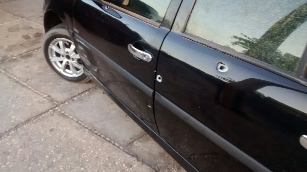 Veículo dos suspeitos também foi atingido pelos disparos