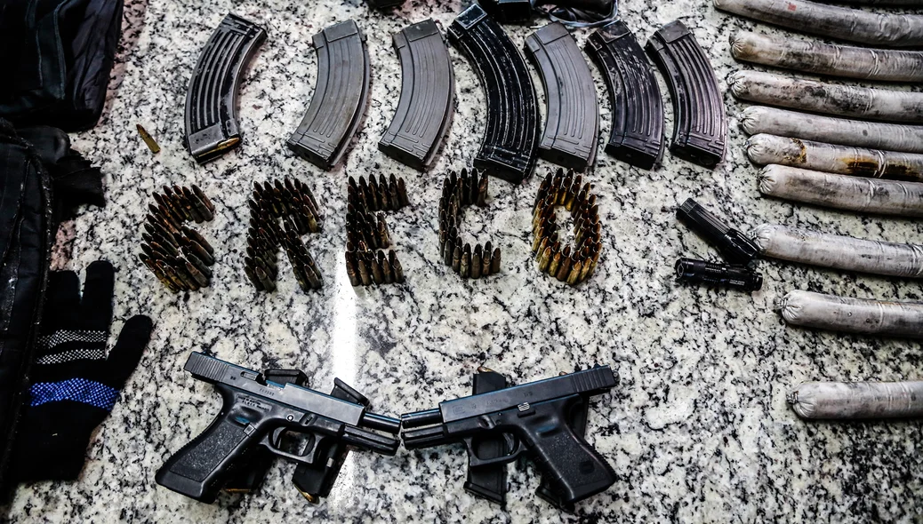 Armas e munições apreendidas na Operação Forasteiros