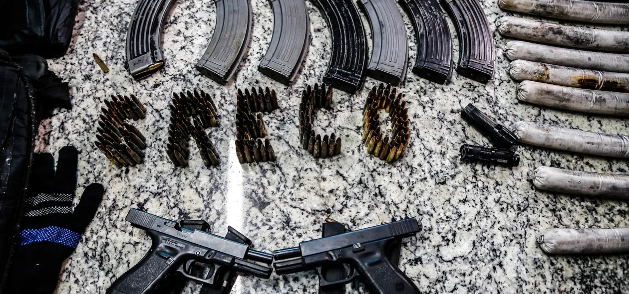 Armas e munições apreendidas na Operação Forasteiros