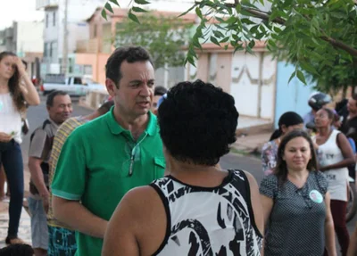 Candidato apresenta proposta para eleitor