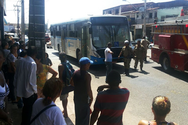 Criminosos ateiam fogo em ônibus em São Luís