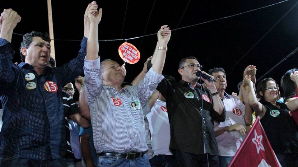 Padre Walmir reafirma compromissos de campanha em comício no Samambaia