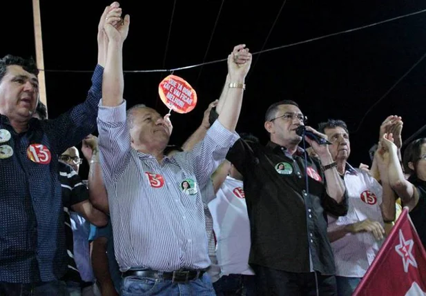 Padre Walmir reafirma compromissos de campanha em comício no Samambaia