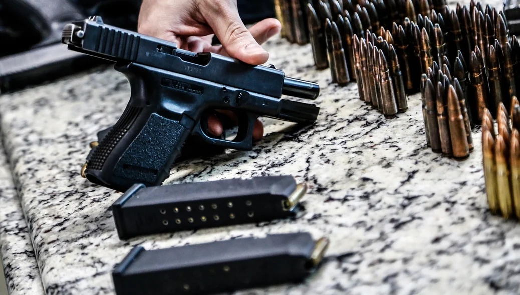 Pistolas e munições apreendidas na operação 