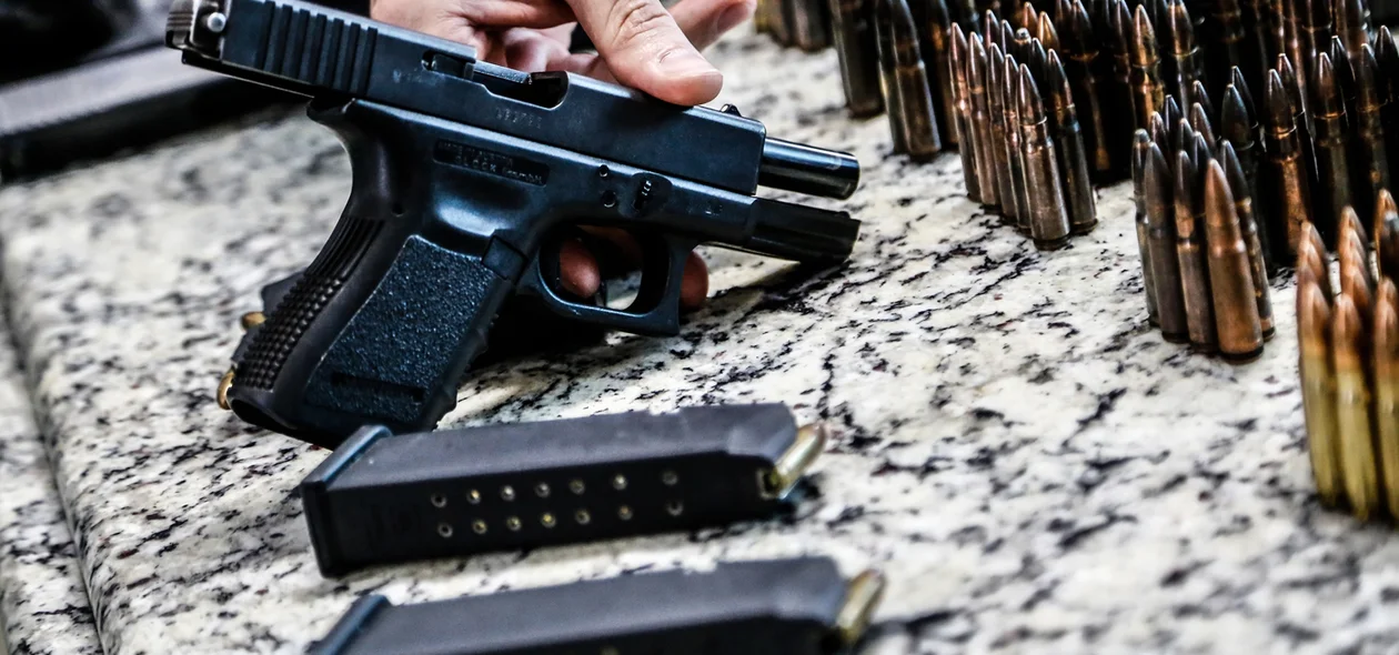Pistolas e munições apreendidas na operação 