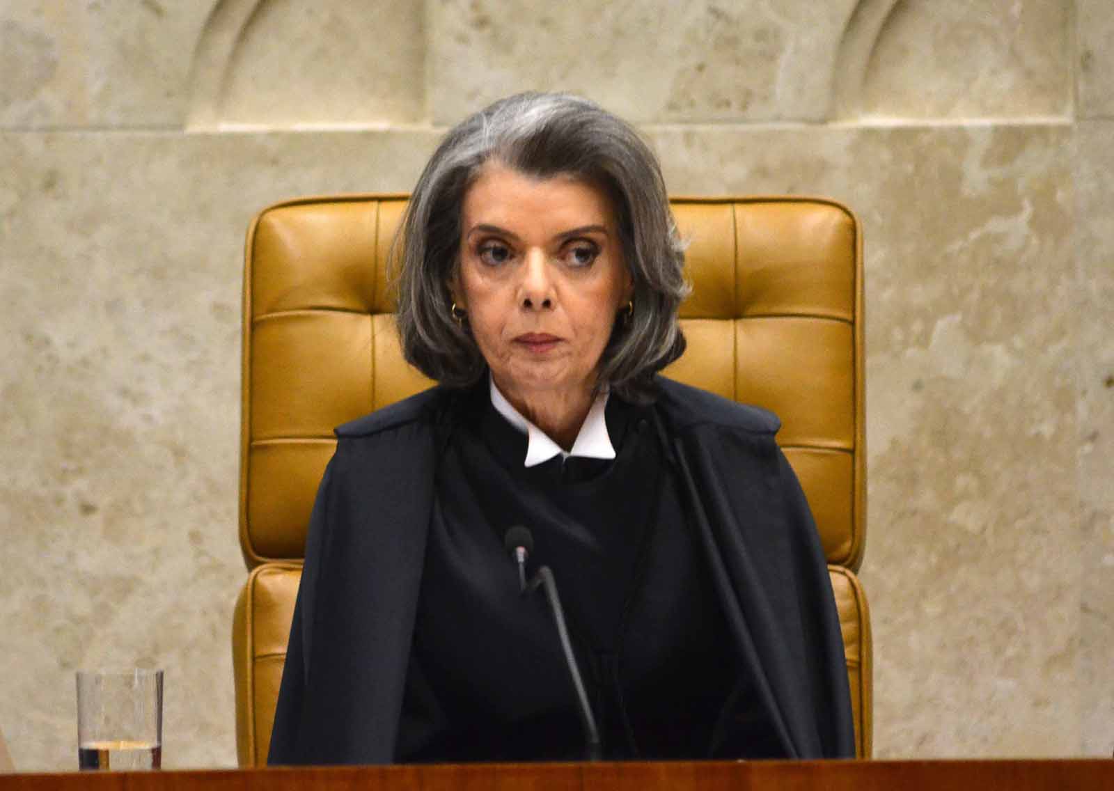 Cármen Lúcia assume presidência do STF