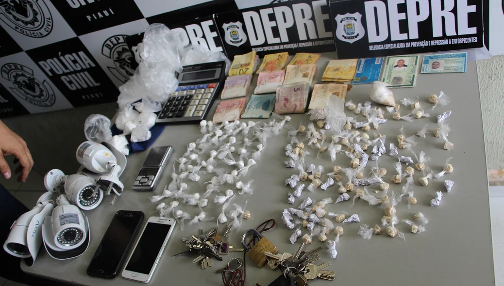 Droga, dinheiro e objetos apreendidos