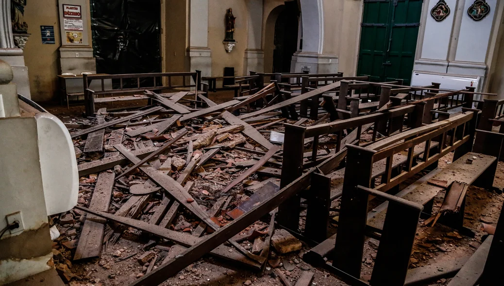Bancos ficaram destruídos 