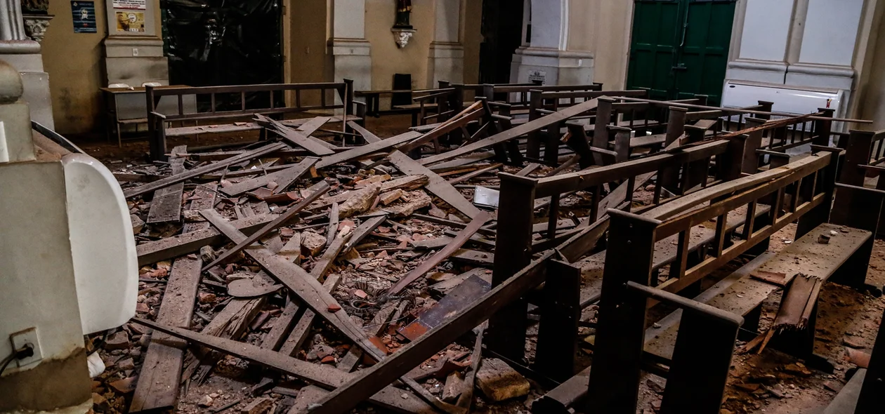 Bancos ficaram destruídos 