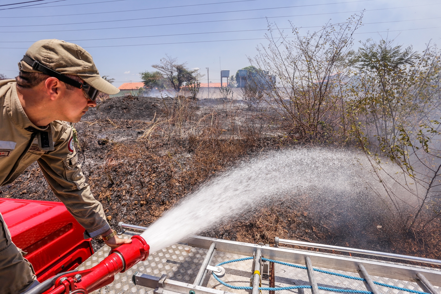 Bombeiros contendo as chamas do incêndio