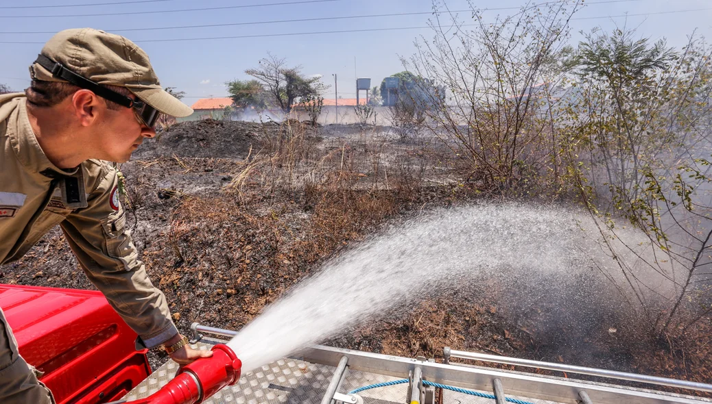 Bombeiros contendo as chamas do incêndio
