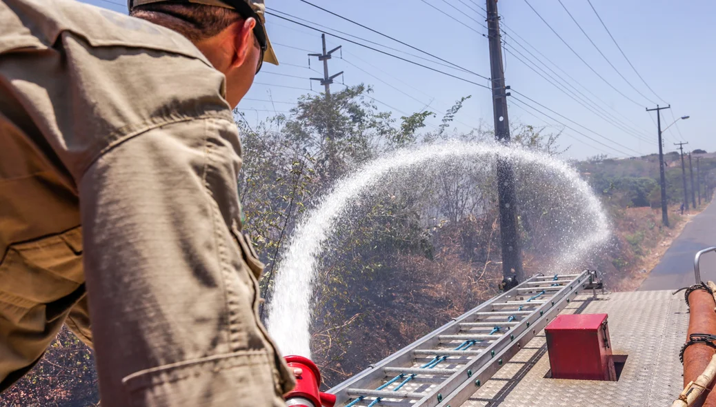 Bombeiros contendo as chamas 