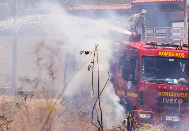 Bombeiros trabalhando para conter as chamas