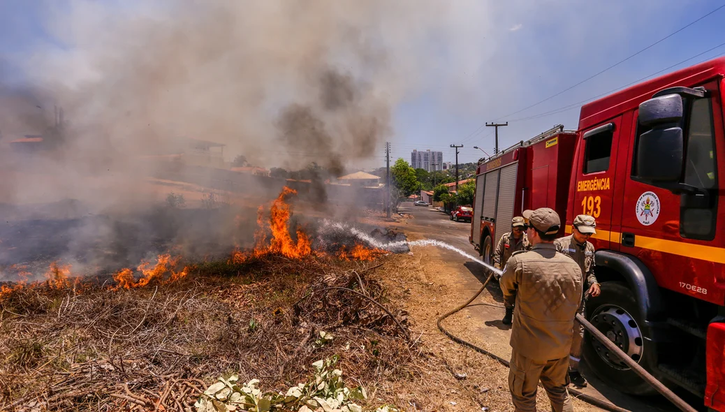 Bombeiros trabalhando para  conter o fogo