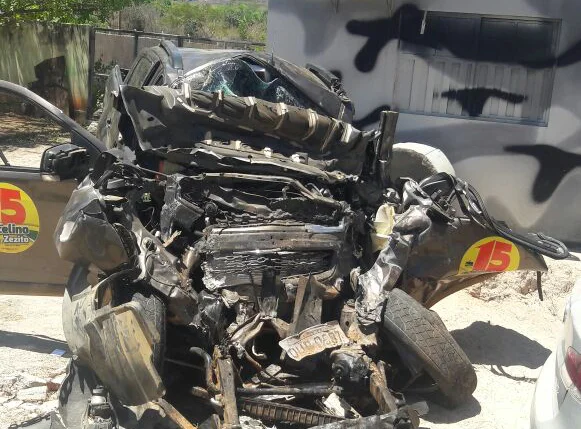 Carro onde estavam prefeito e vice de Pajeú