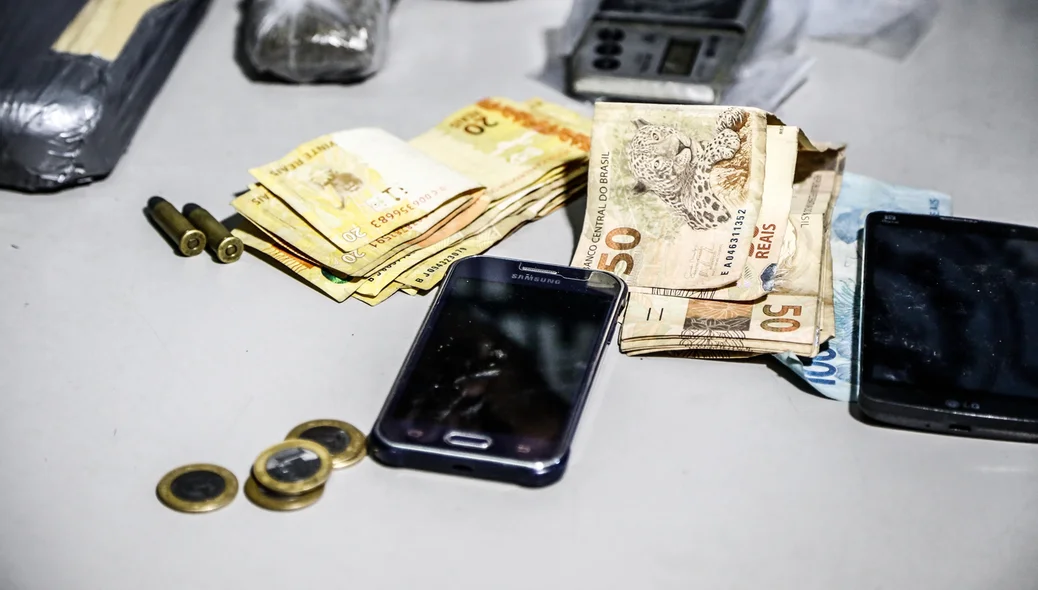Celulares e dinheiro apreendido na operação 