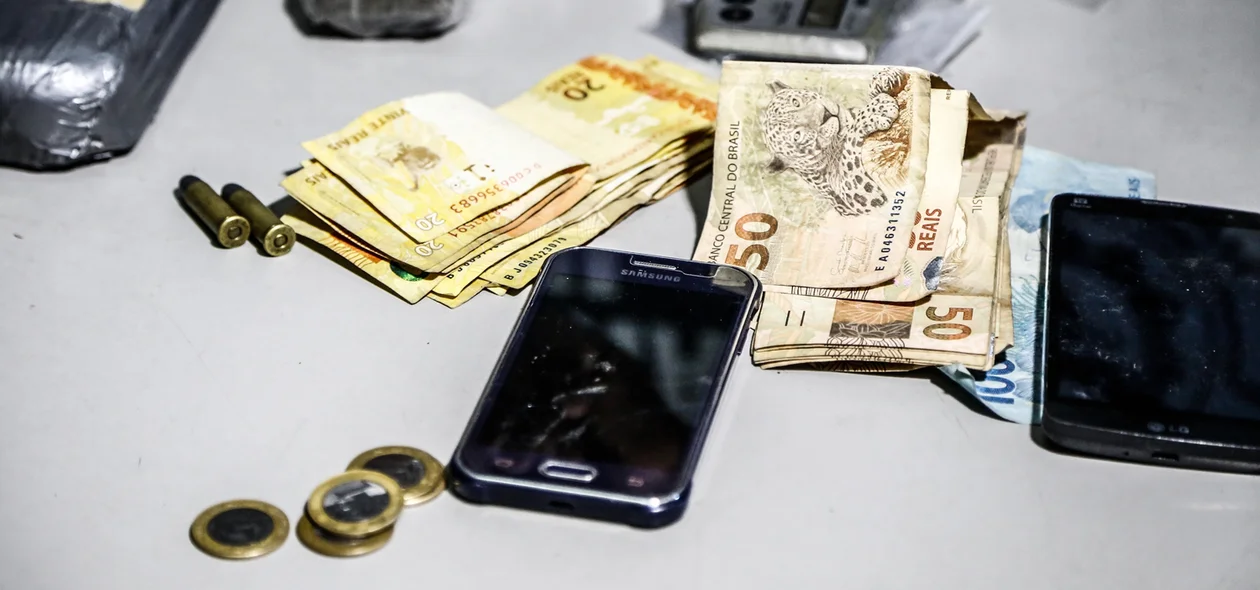 Celulares e dinheiro apreendido na operação 
