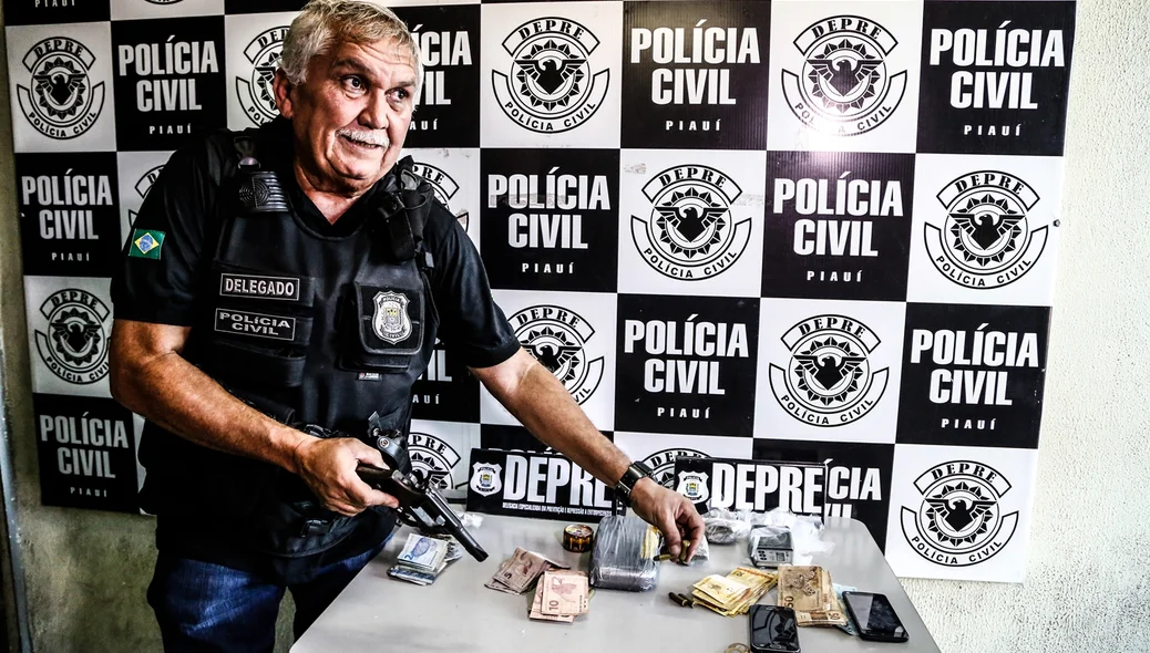 Delegado Menandro com a arma apreendida 