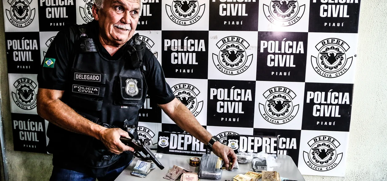 Delegado Menandro com a arma apreendida 