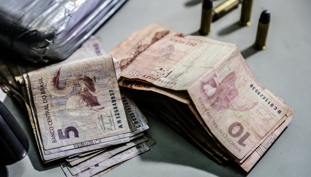 Dinheiro apreendido pela polícia 