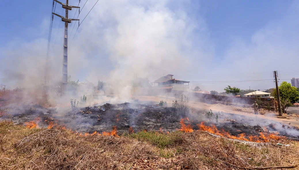 Fogo em terreno na BR 343