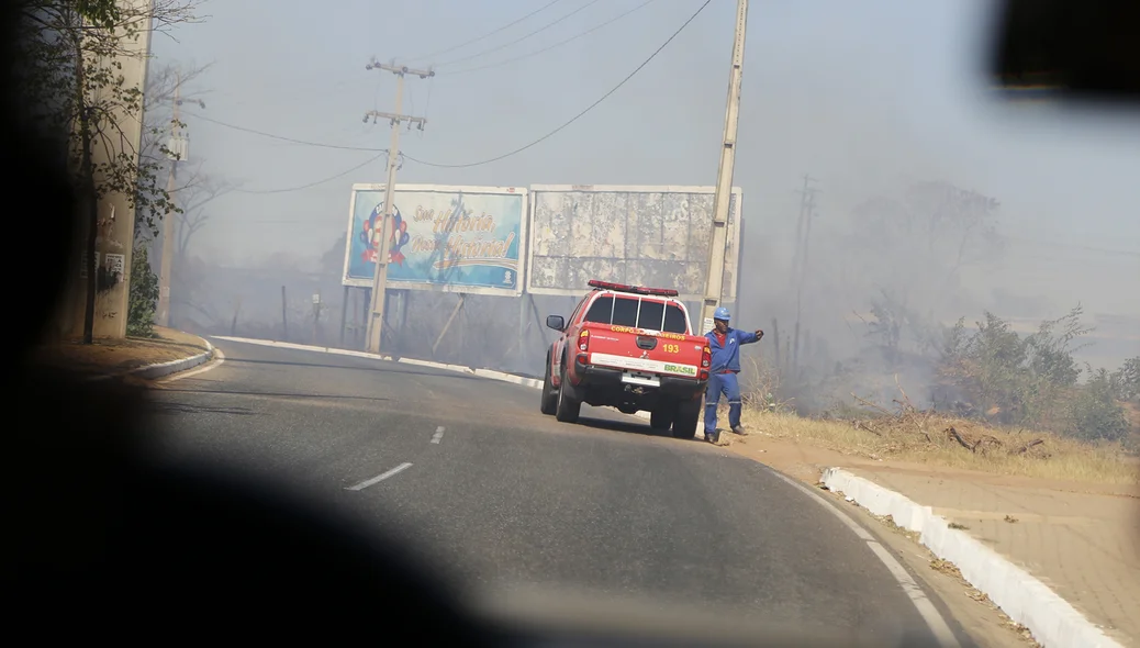 Bombeiros no local no incêndio  